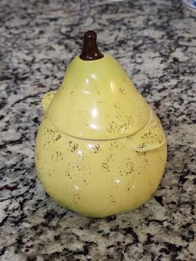 LE CREUSET Petite Pear cocotte Stoneware Ramekin Rare!